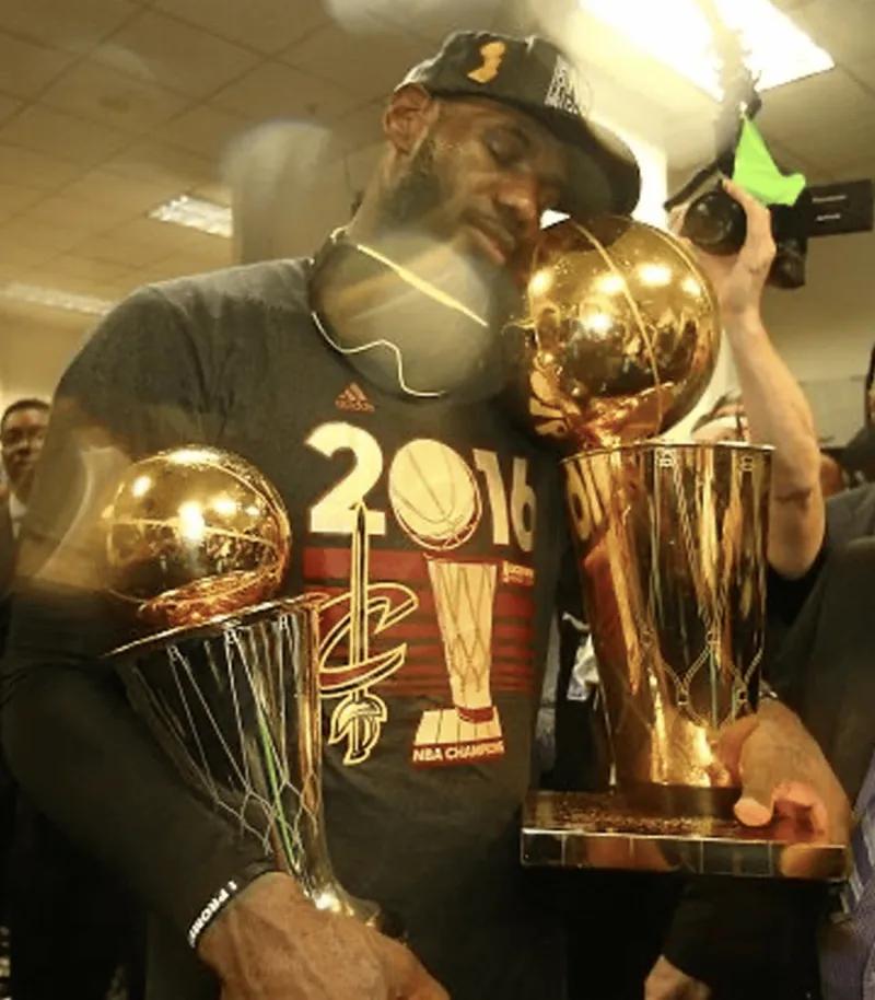 请神老詹！亚马尔0-2落后将IG头像换成詹姆斯16年夺冠捧杯照
04月13日讯，