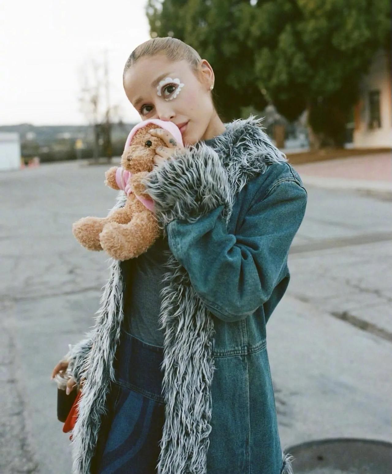 
A妹Ariana Grande新专辑宣传照曝光！
 ​有人觉得A妹又瘦了，有点