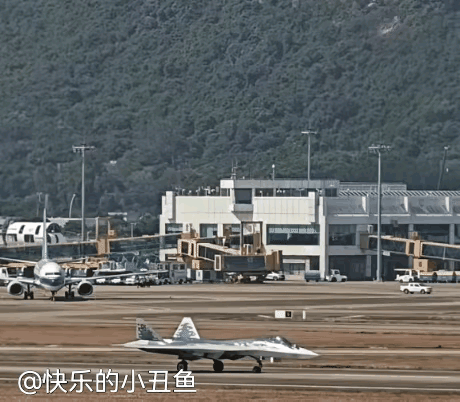 SU-57也不过如此吧？对比一下这两款战机的起飞及外形，感觉我们的更大气威武 一