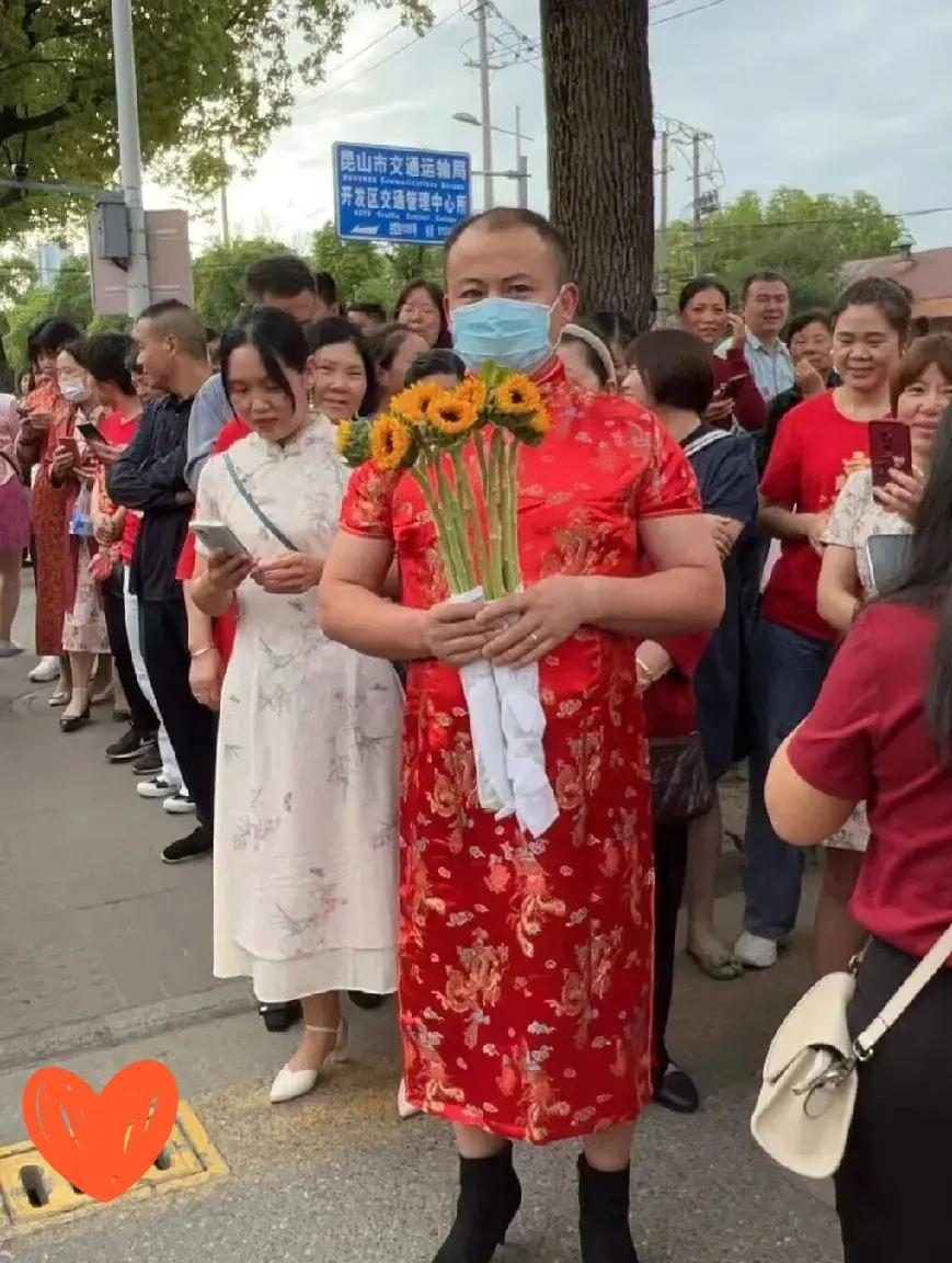 孩子参加高考，家长的心理可以理解，都希望自己的孩子能考出一个好成绩。
但是你一个