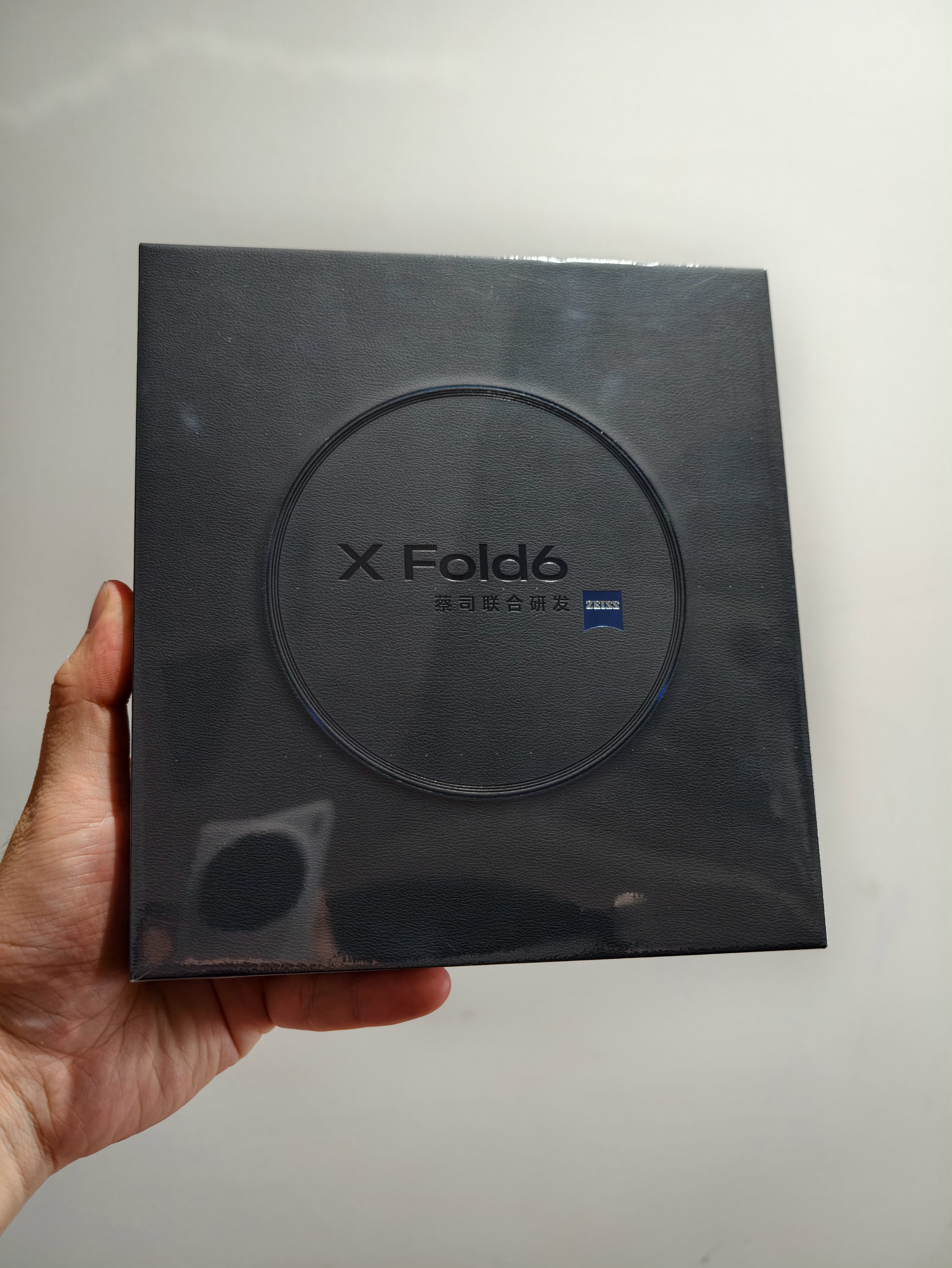 来嗷，今天开箱 vivo X Fold6（赠品是一个不知名无牌耳夹式蓝牙耳机，何
