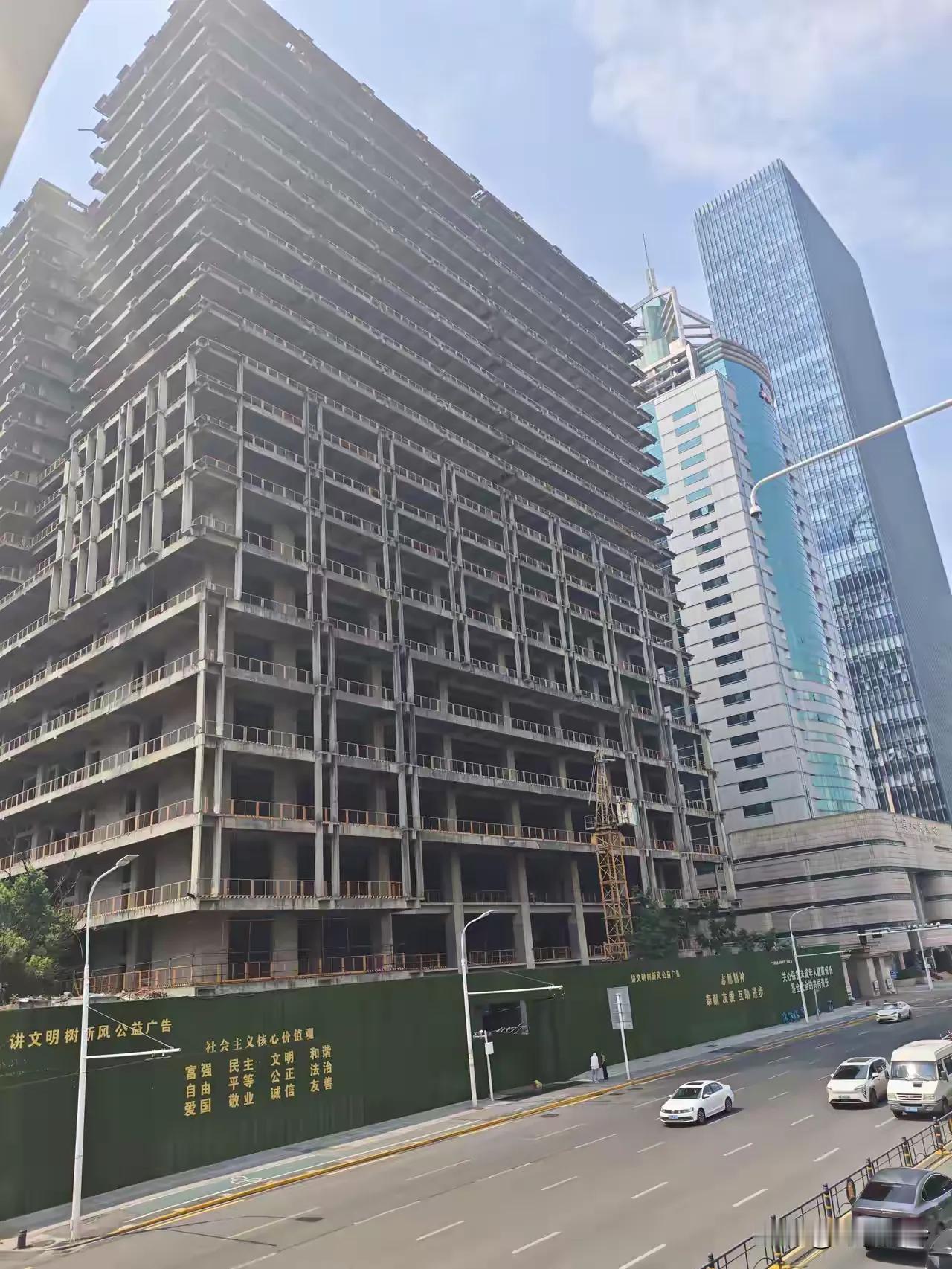 武汉这幢烂尾楼怎么没有建好呢！大家说为什么这个烂尾楼基本上都是封顶了之后还会烂尾