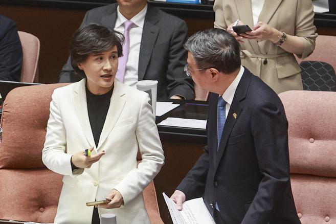 曝绿想用关税造神郑丽君却大乱　郭正亮：绿营选情可能面临崩盘

梅花新闻网 洪子苓