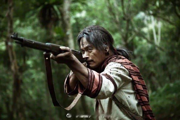 第一次被电影里的女性群像震撼到 看到赛德克族妇女们最后一次拥抱孩子，毅然走向死亡