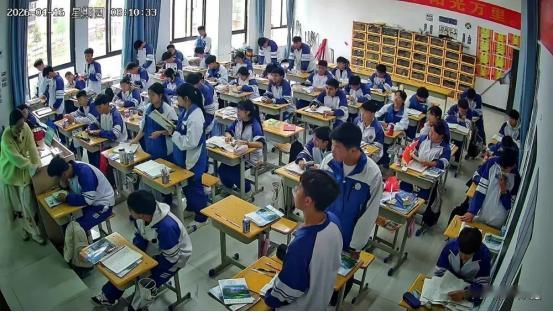 “泪目！”贵州六盘水一高中老师上课时，突感身体不适，她怕吓到学生强撑着往外走，谁