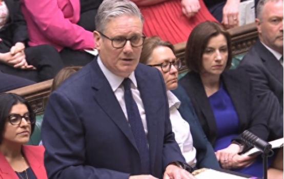 英国有个议员骂特朗普就是个黑手党老大，把英国当成收保护费的靶子！是因为特朗普这次