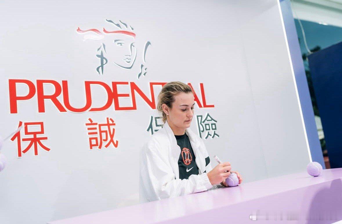 卡琳斯卡娅！昨天晚上在WTA250香港网球公开赛、维多利亚公园举行的签名会！上百