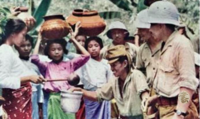 1942年，日本军队进入荷属东印度群岛。
 
最初，他们打出的旗号极具迷惑性“解