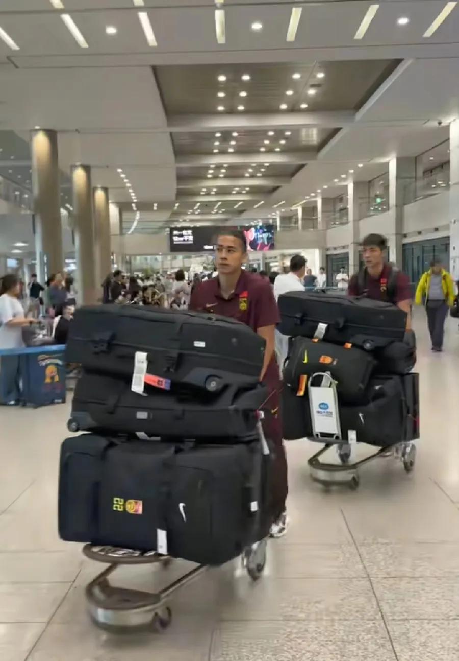 国足出发韩国，人人推着一大堆行李箱，被很多网友嘲讽，其实国足很冤枉！东亚杯赛程1
