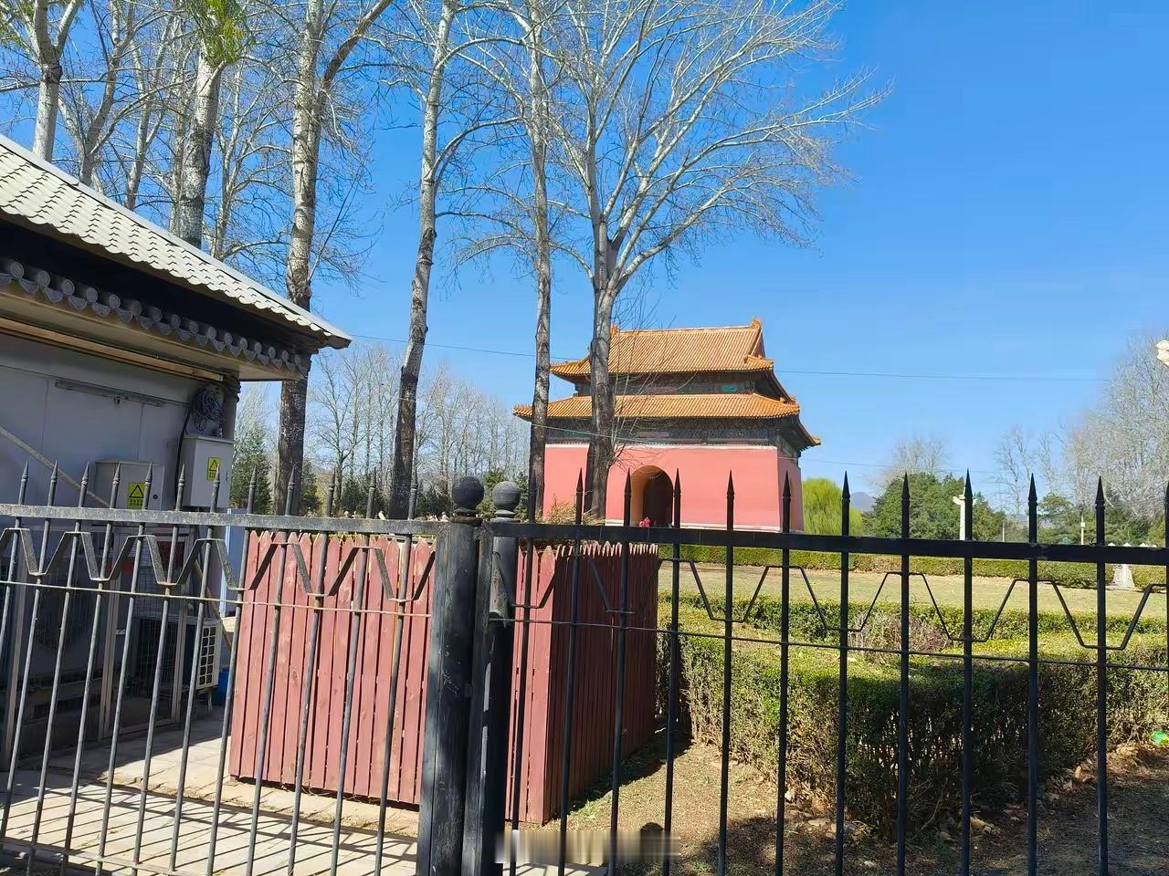 要想在股市赚钱，必须要读懂K线与成交量。K线与成交量才是破解股价涨跌的主要因素，