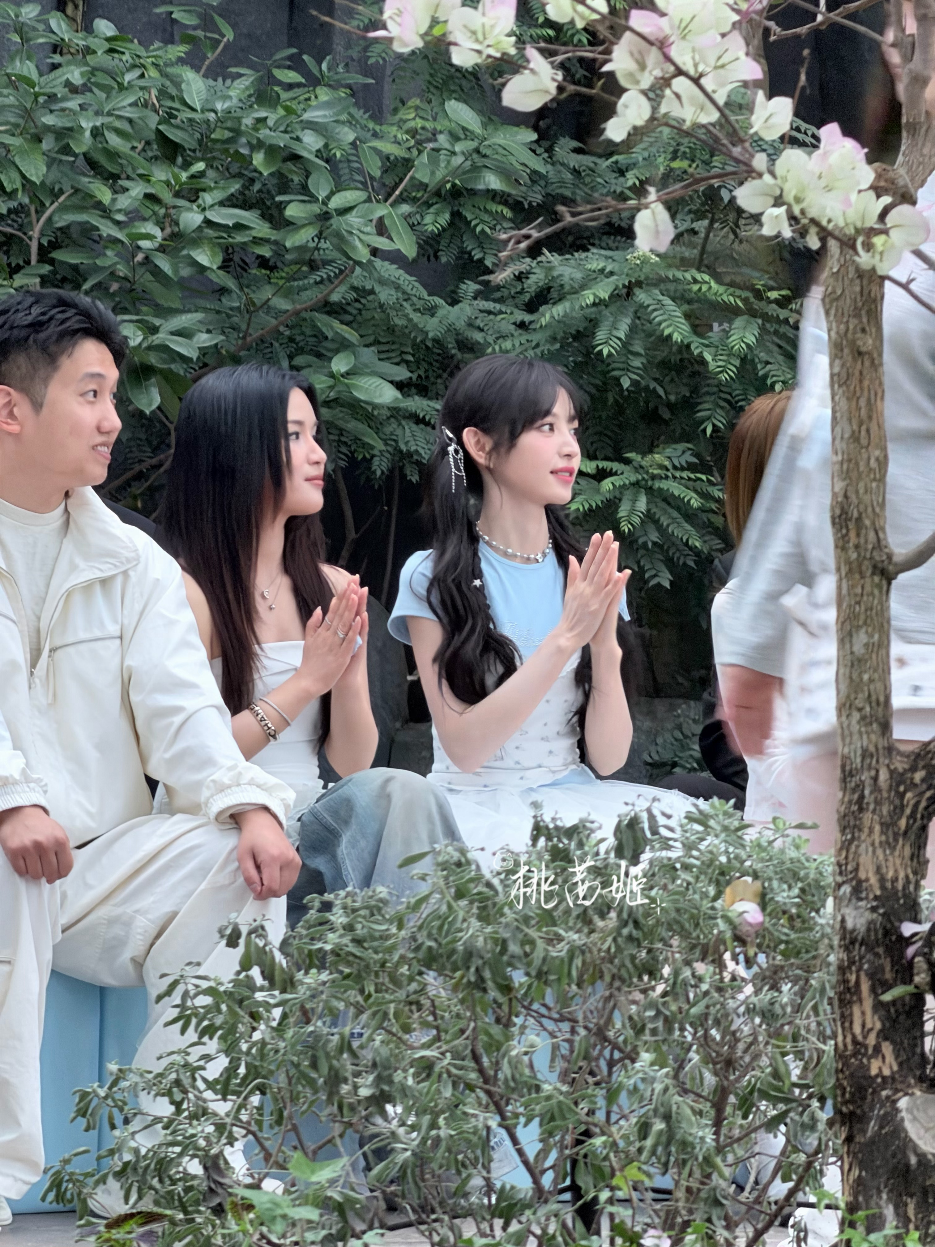 田曦薇 不吃拍照角度压力田曦薇生图永远的神！！怎么拍都很好看啊！期待这次忙忙碌碌