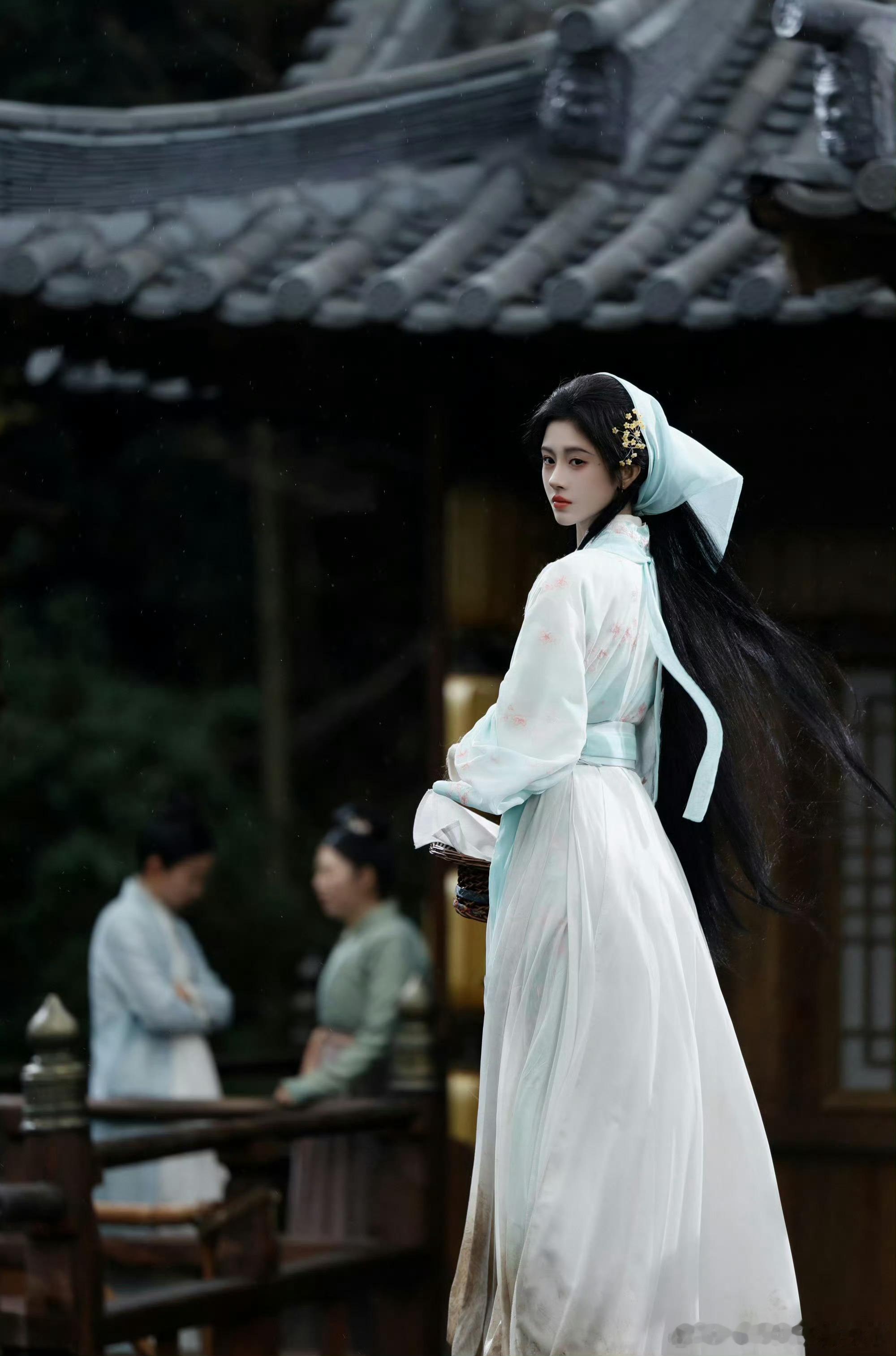 鞠婧祎发长文告别露芜衣🔮美艳藏锋芒，温柔裹戾气，露芜衣塑造得鲜活立体，长文深情