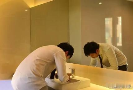 “丢死人了！”四川广元，男子入住酒店，在卫生间洗脸时，洗脸盆突然垮塌，导致男子把