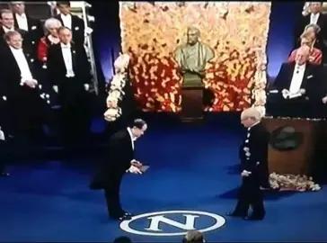 #华人诺奖第一人# 关于莫言在诺奖领奖时的服装选择上曾引起热议。有网友认为他应该