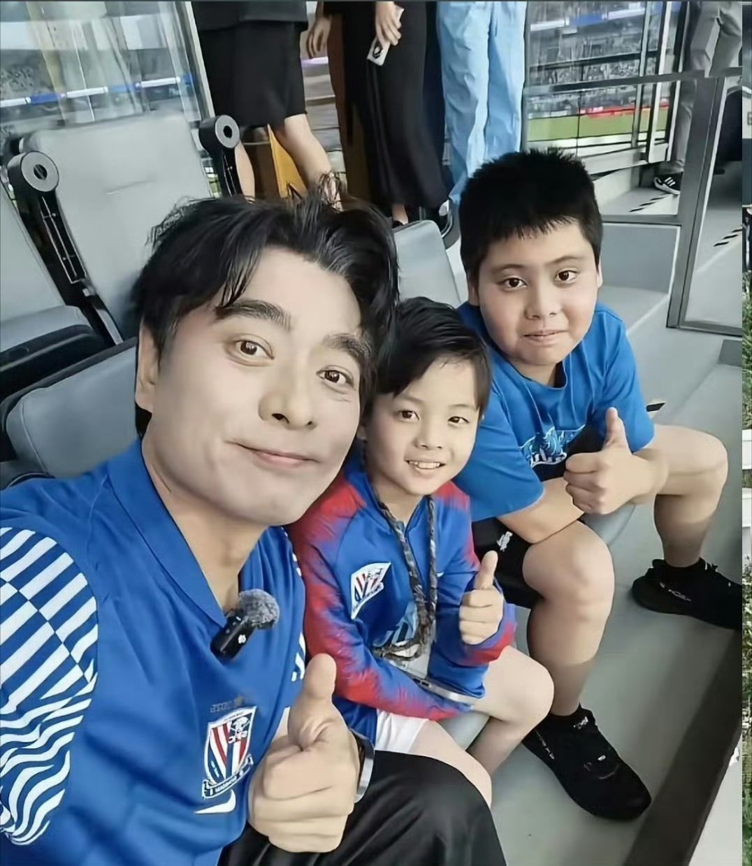 陈龙小儿子叫章纪晨陈龙和章龄之两个儿子一人一姓，大儿子陈纪宇偏爱珠宝鉴定，小儿子