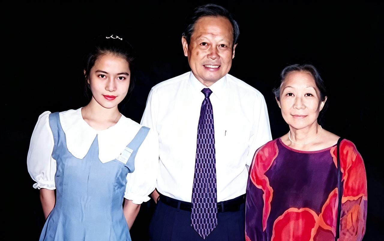 1995年，杨振宁的家庭合影，翁帆19岁，青春靓丽，气质不凡