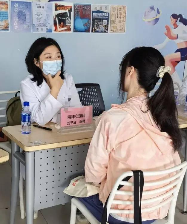 我得承认，这个女人不一样，有点狠！

当三甲医院的精神科博士后穿上外卖骑手服，在