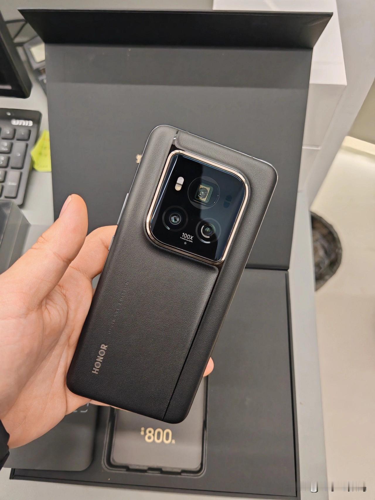 荣耀Magic 6至臻版和RSR保时捷设计真机上手，颜值能打几分？
审美主要还是