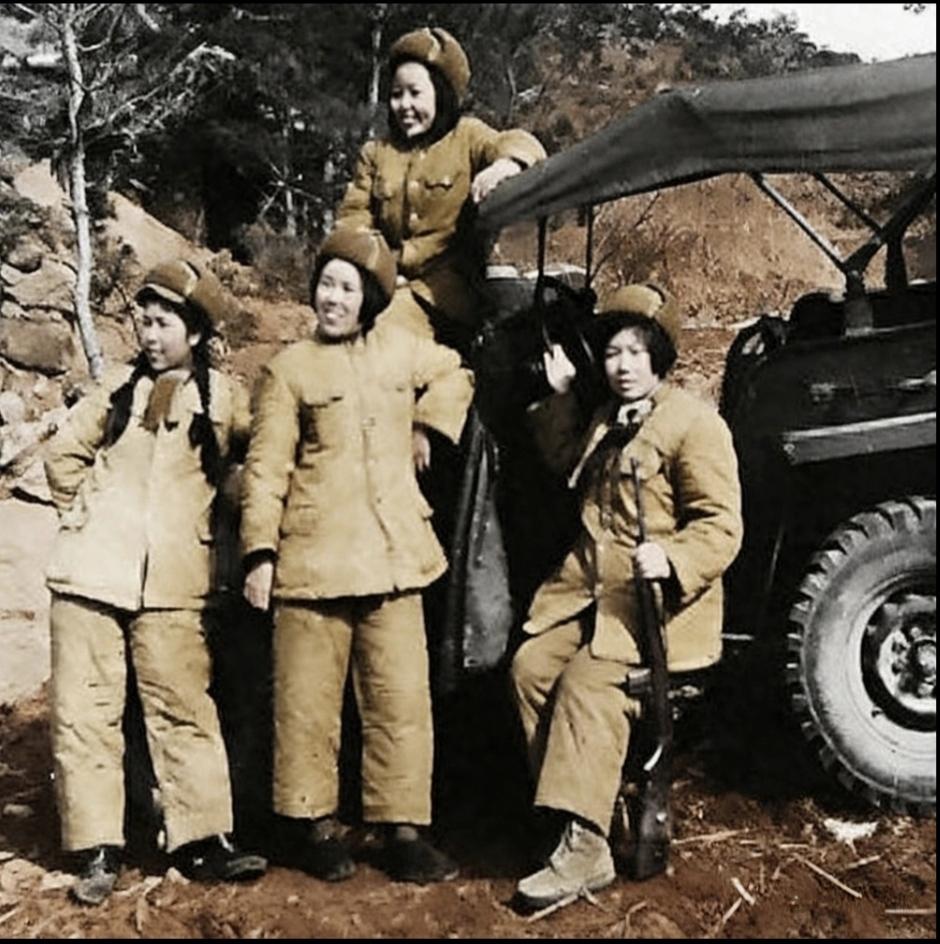 这是一张泛黄的老照片，画面中四位志愿军女战士倚靠在吉普车旁合影留念。她们是真正的