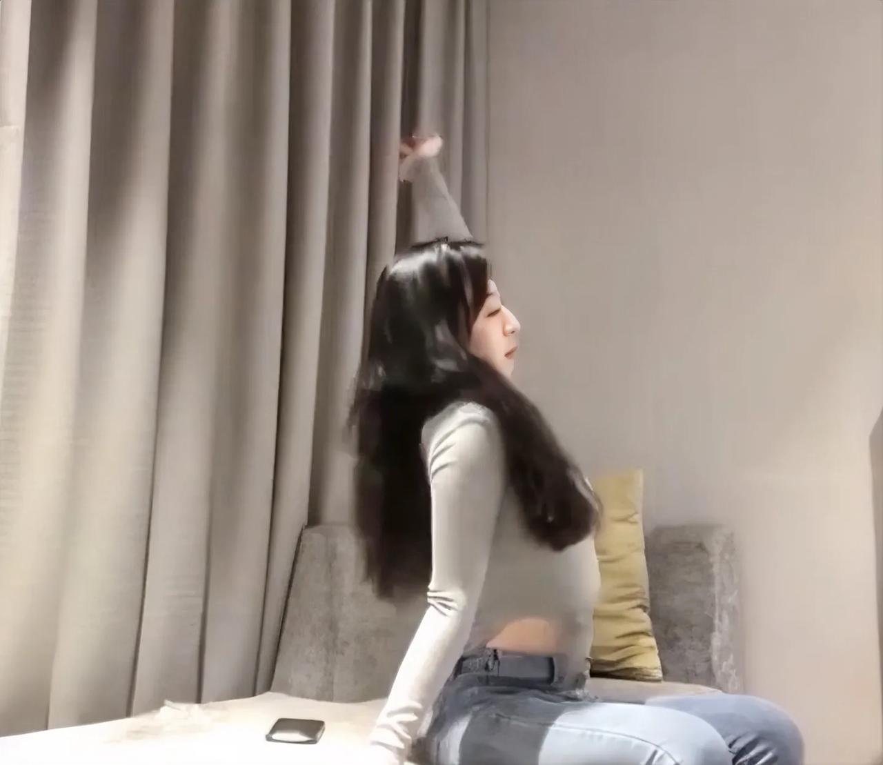 最毁孩子的六种妈妈，
希望你不是。
·第一名：
手机不离手的妈妈。
·第二名：
