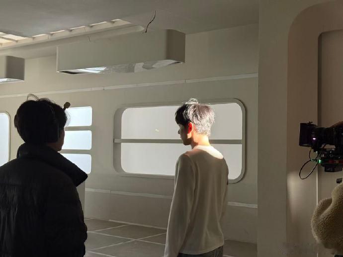  冯建宇工作室更新冯建宇逆光背影照，并称这是一个线索~大宇又在拍什么！是惊喜吗 