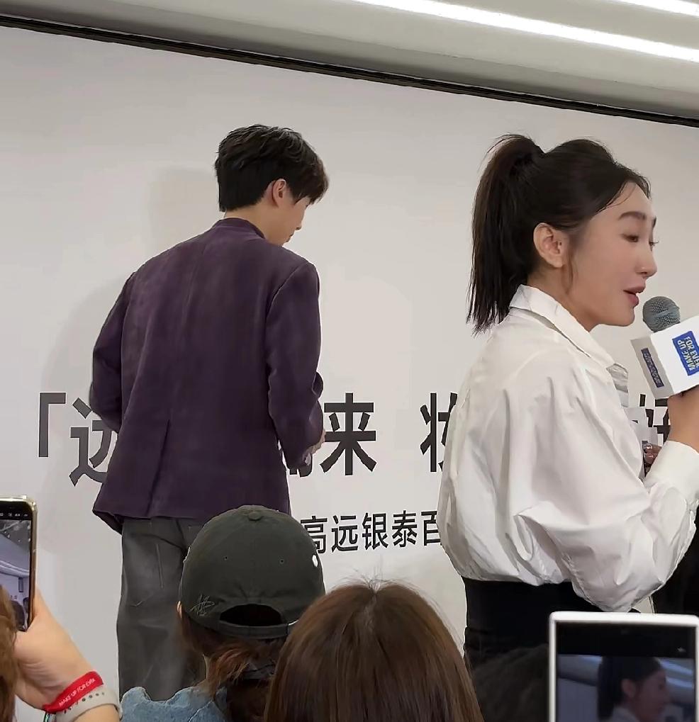 刷手机竟然刷到了林高远在银泰直播，
全程高远嘴就没合上过，
笑的真开心。
最近有