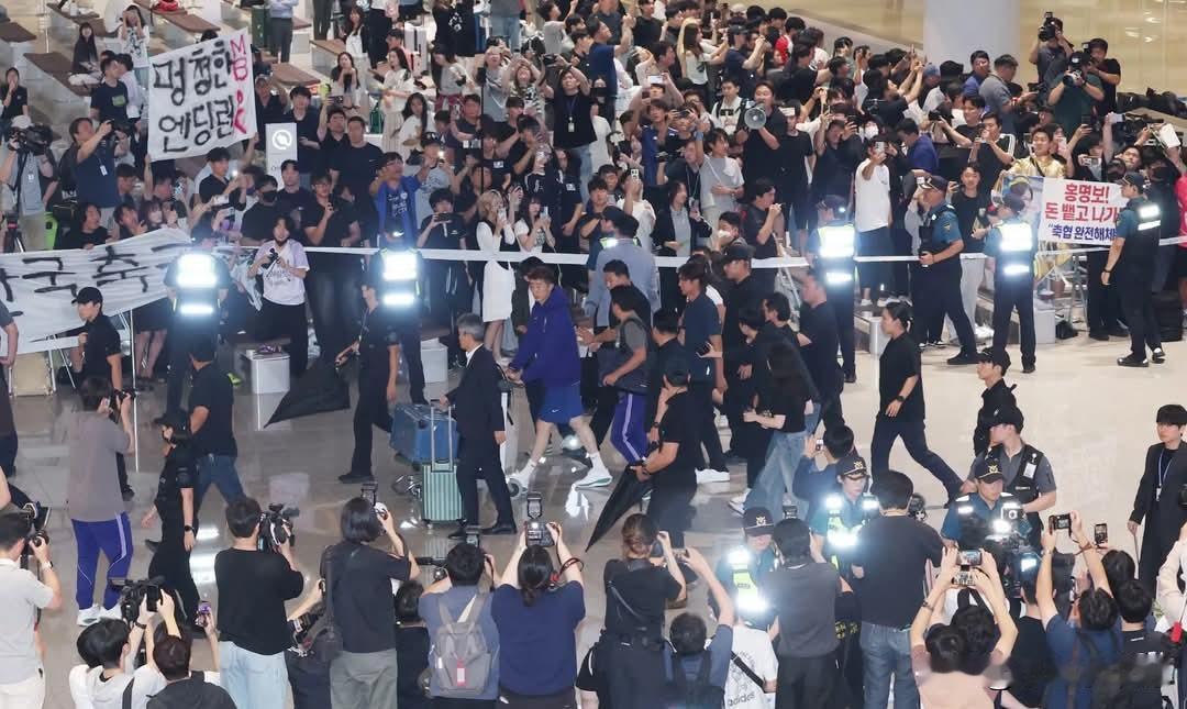 韩国队在世界杯小组赛出局，今天（30日）清晨抵达韩国仁川机场。大批球迷在机场抗议