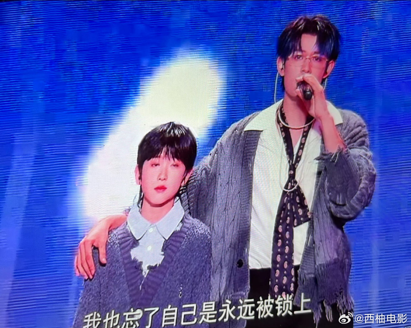 张极五代同台最萌身高差极致身高差的治愈舞台！张极挺拔帅气气场在线，小朋友软萌乖巧