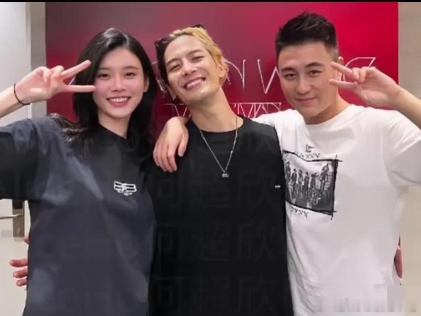 王嘉尔出发参加何猷君奚梦瑶婚礼王嘉尔用三个表情官宣赴法，将出席何猷君与奚梦瑶的庄