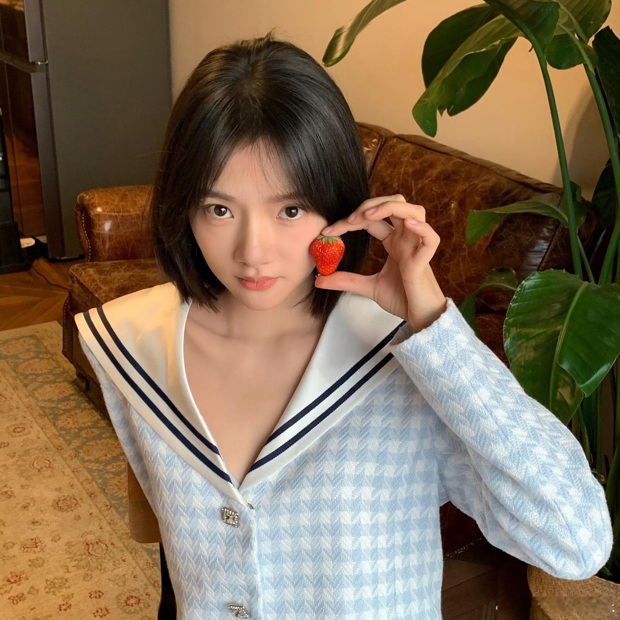 #任敏与草莓谁更甜#任敏的自拍，比草莓还要甜！快收藏起来吧！🌟#任敏草莓甜心自