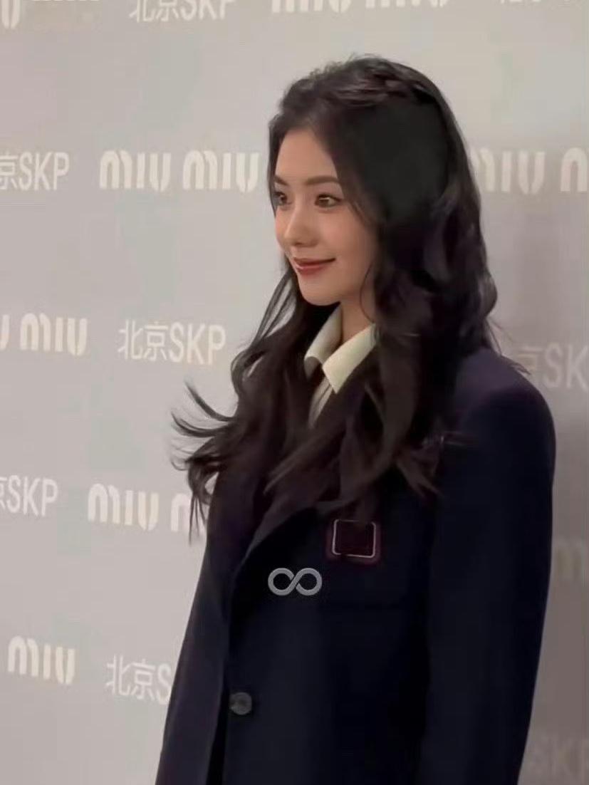 刘浩存今天品牌活动的现场生图，别的不说， 这颜值确实是没的说[彩虹屁] 