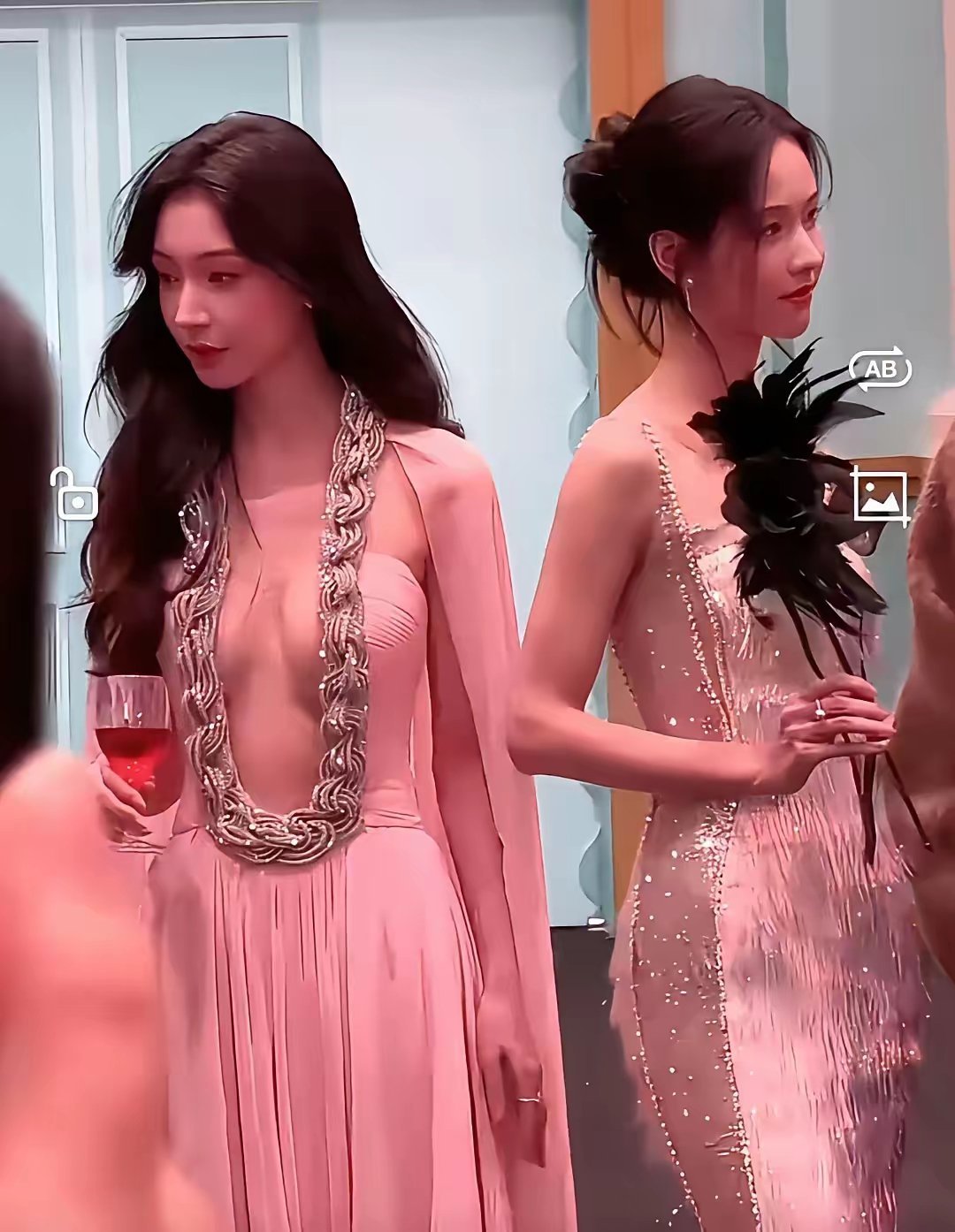 天呐，这姐的衣服好似脖子上挂了串大蒜 ​​​
