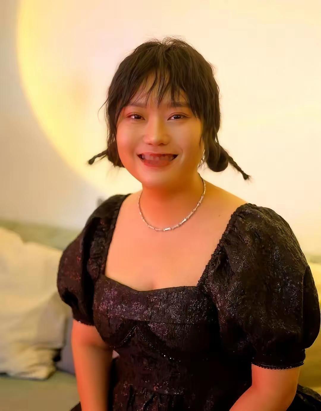 李雪琴游泳比赛地点：南宁，所在单位：本溪市高级中学，比赛的是蛙泳而且还有比赛成绩