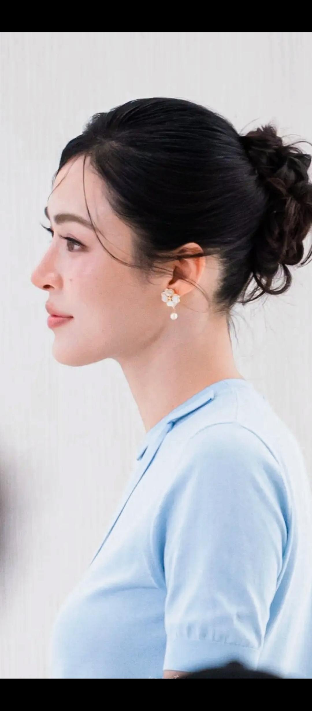 碧玉妆成一树高，万条垂下绿丝绦。