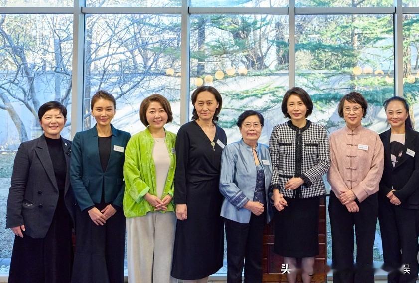 韩国第一夫人在午餐会上的小香风套装全身照出炉，整体造型更是可圈可点，知性优雅，还