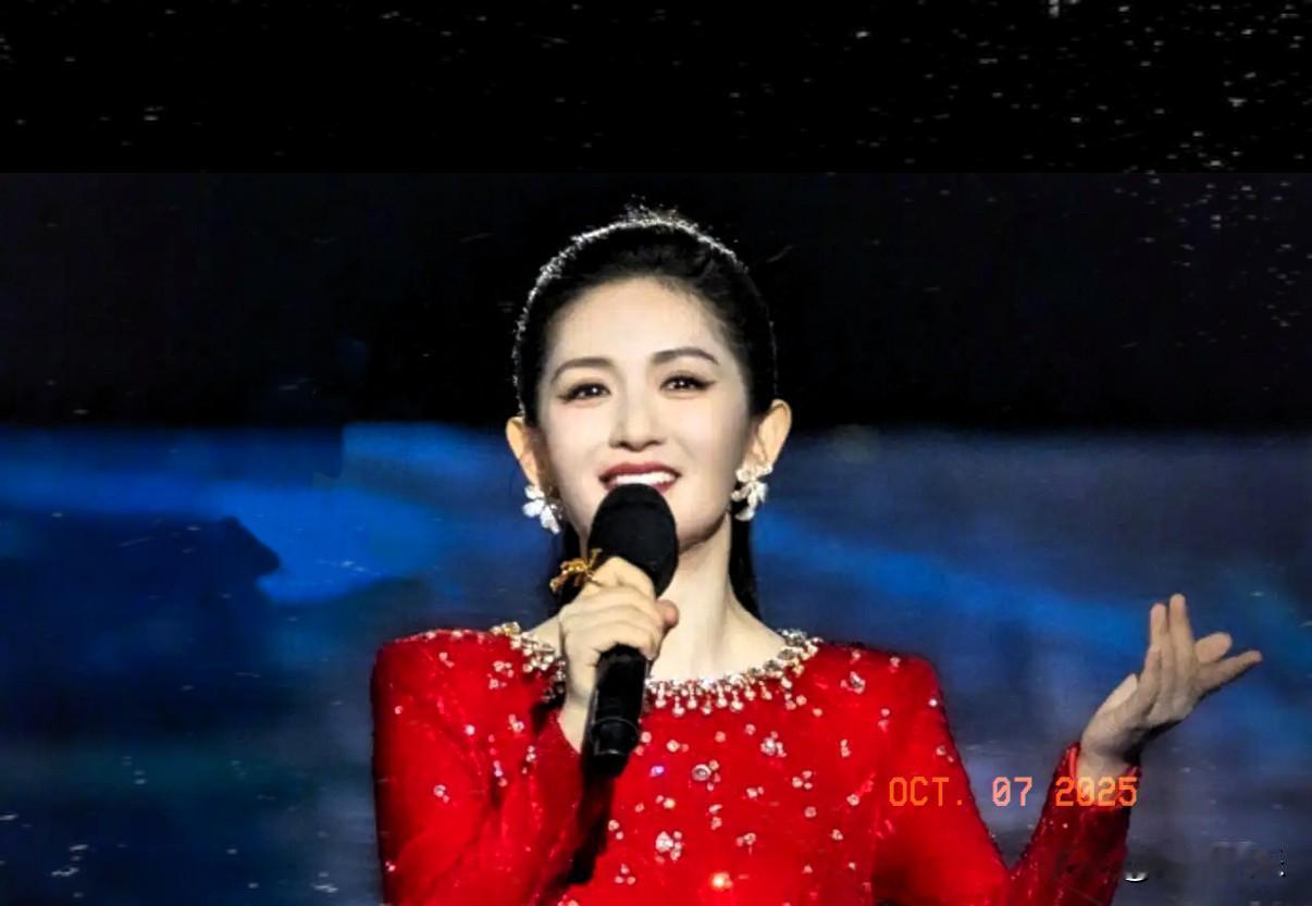 万万没想到，
今年中秋晚会让谢娜彻底出圈了！
不管是主持台风还是穿搭造型，都特别