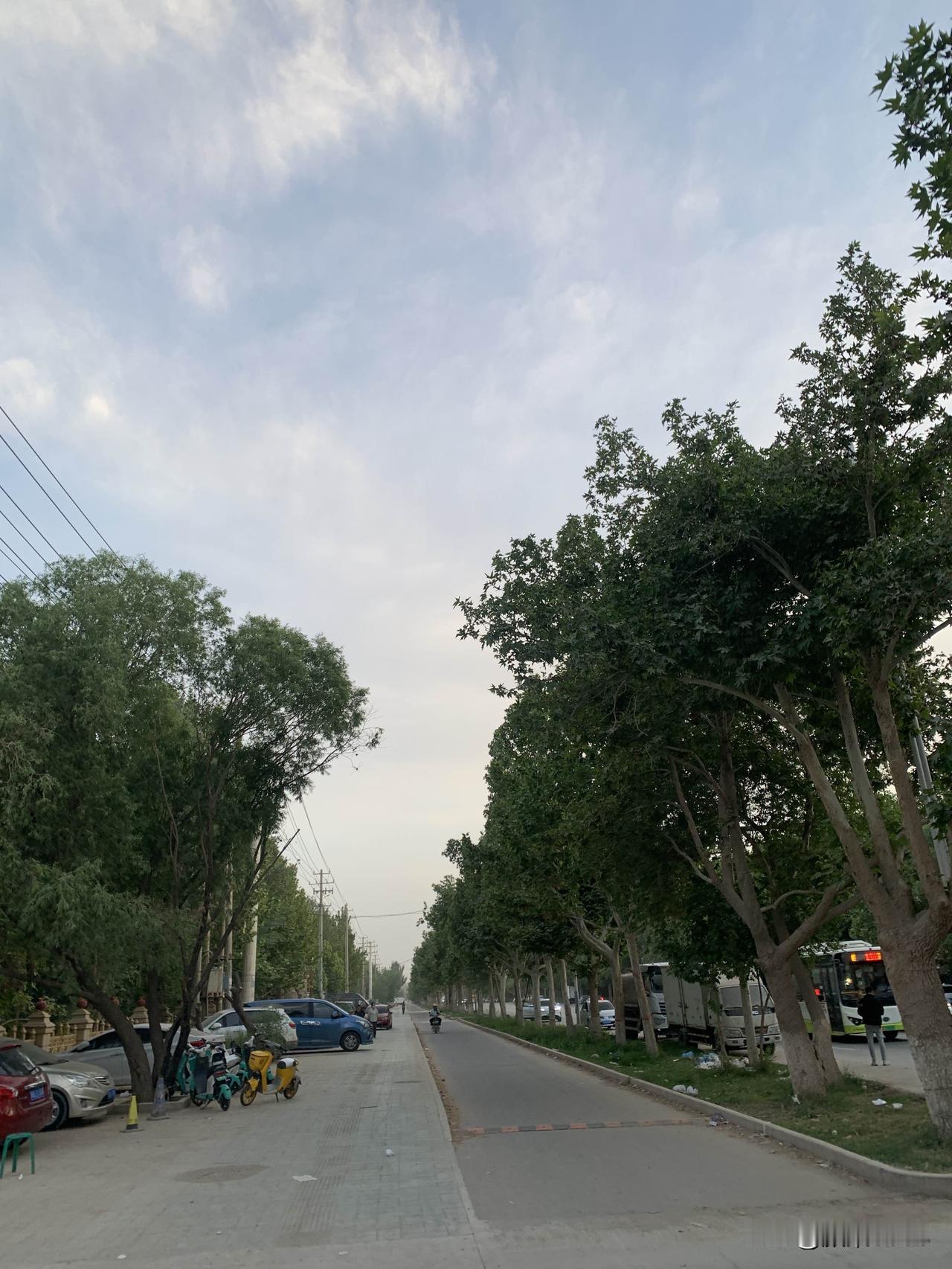 夜跑打卡，今天妥妥的6公里，每天晚上保持优良的锻炼习惯，夜跑，跑出健康，跑出人生