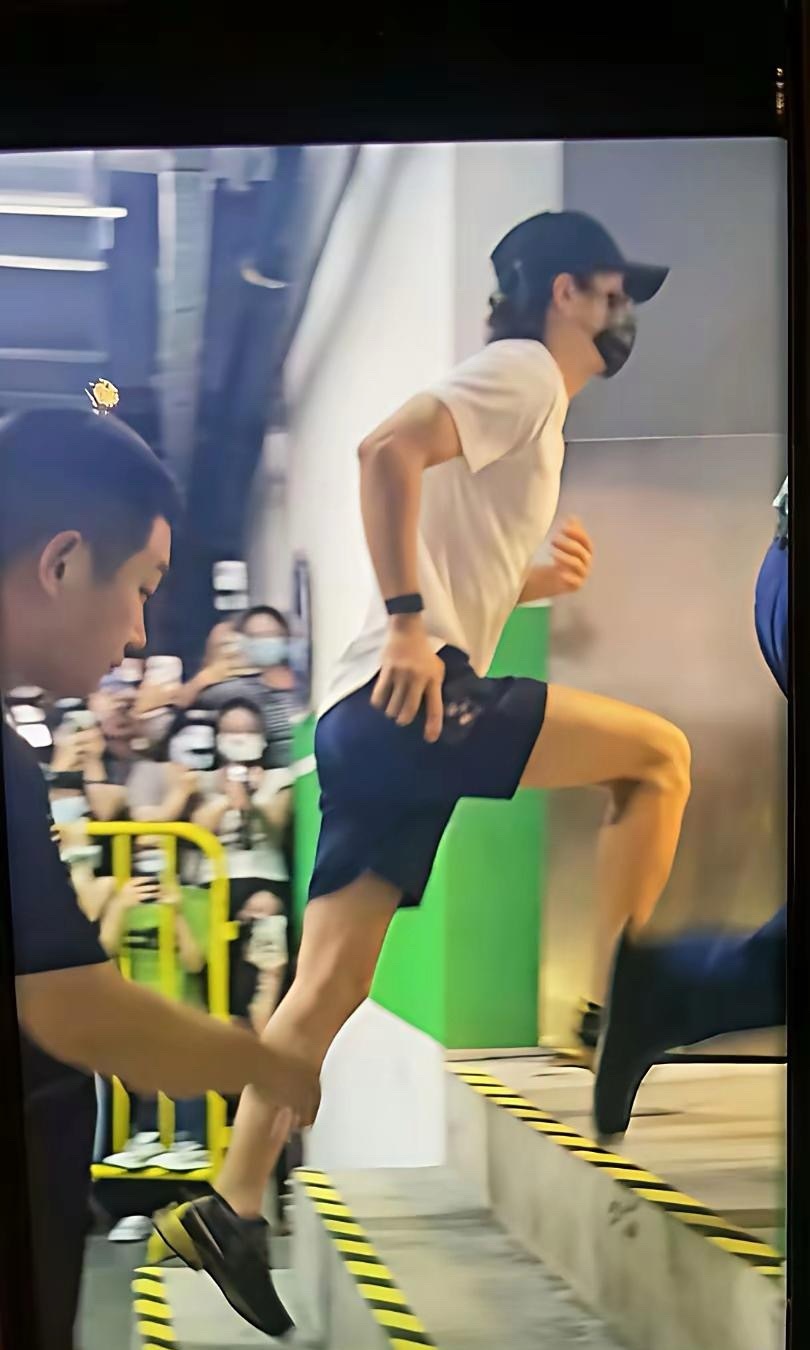王一博这简直是教科书版的体育生分解动作。 ​​​