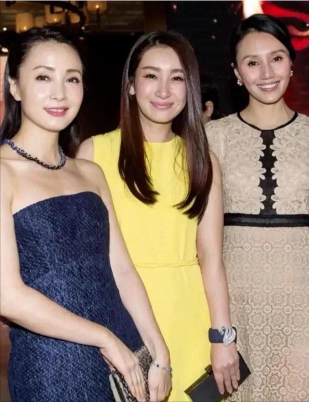三位女神好漂亮！

一个比一个端庄，一个比一个大气，我还是觉得中间那位最漂亮。你
