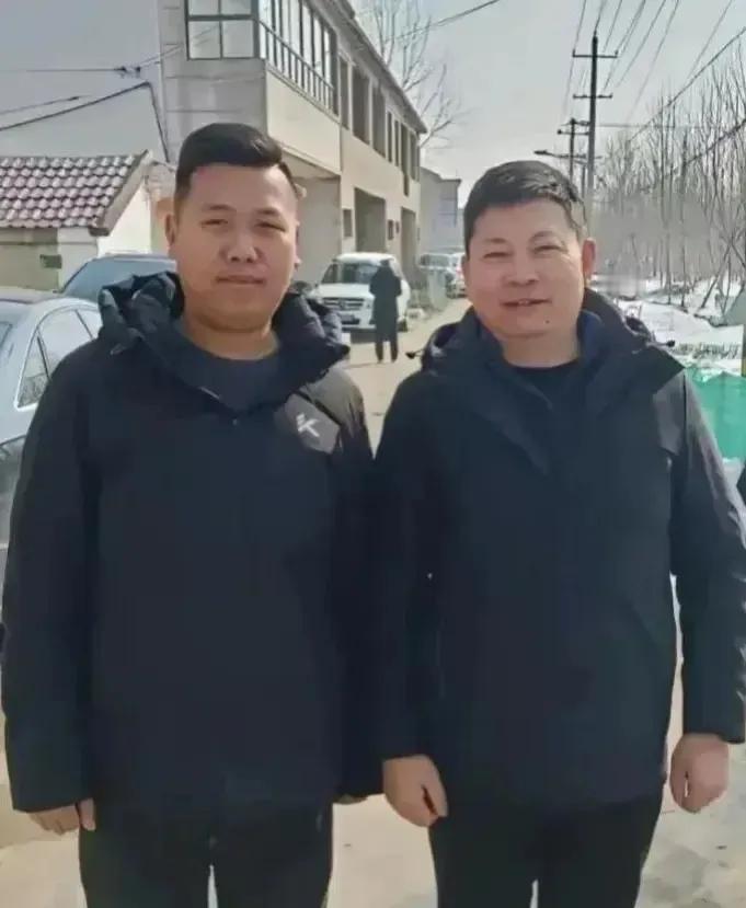 这两位大佬回村过年，最烦的就是这个合影那个留念，他们只想待在家里安安心心的睡上一