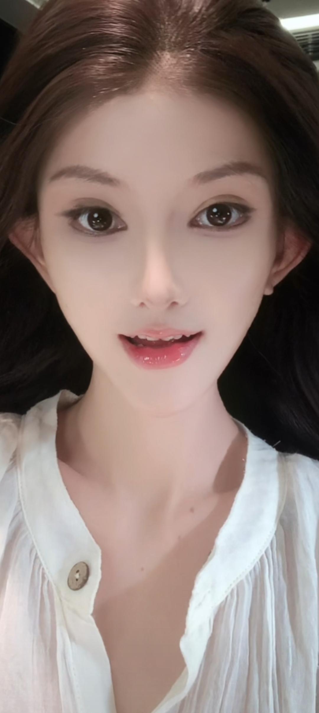 这姑娘穿着白衬衫，看着挺清爽的。