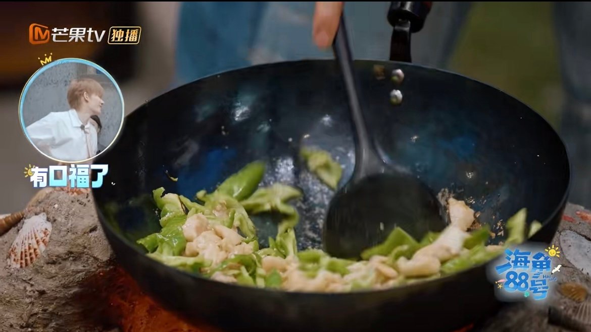 颜安炒菜好有锅气 颜安一掂锅就赢麻了！行云流水的翻炒裹着十足锅气，农家小炒肉鲜辣