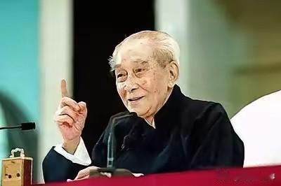 有人问南怀瑾： "为什么中国有钱人都喜欢把子女往国外送？"南怀瑾听后脸色突变严肃