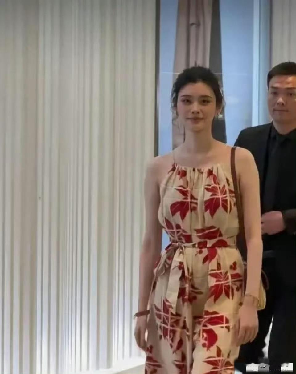 奚梦瑶肉眼可见的变美了，但是也少了以前的超模感 