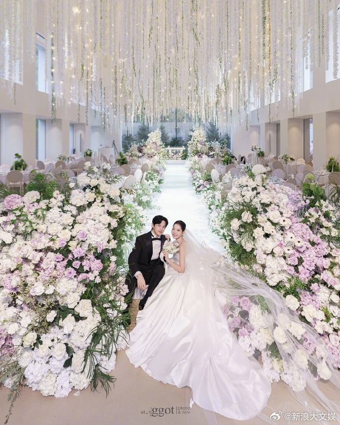 尹善宇金佳恩婚纱照尹善宇金佳恩婚礼 尹善宇金佳恩婚纱照公开，两人因合作电视剧《一