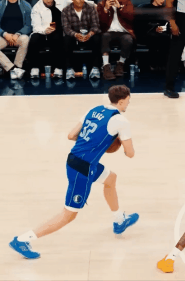 球场慢动作：弗拉格隔扣大洛！

本赛季至今，弗拉格已经完成了74次扣篮，其中不乏