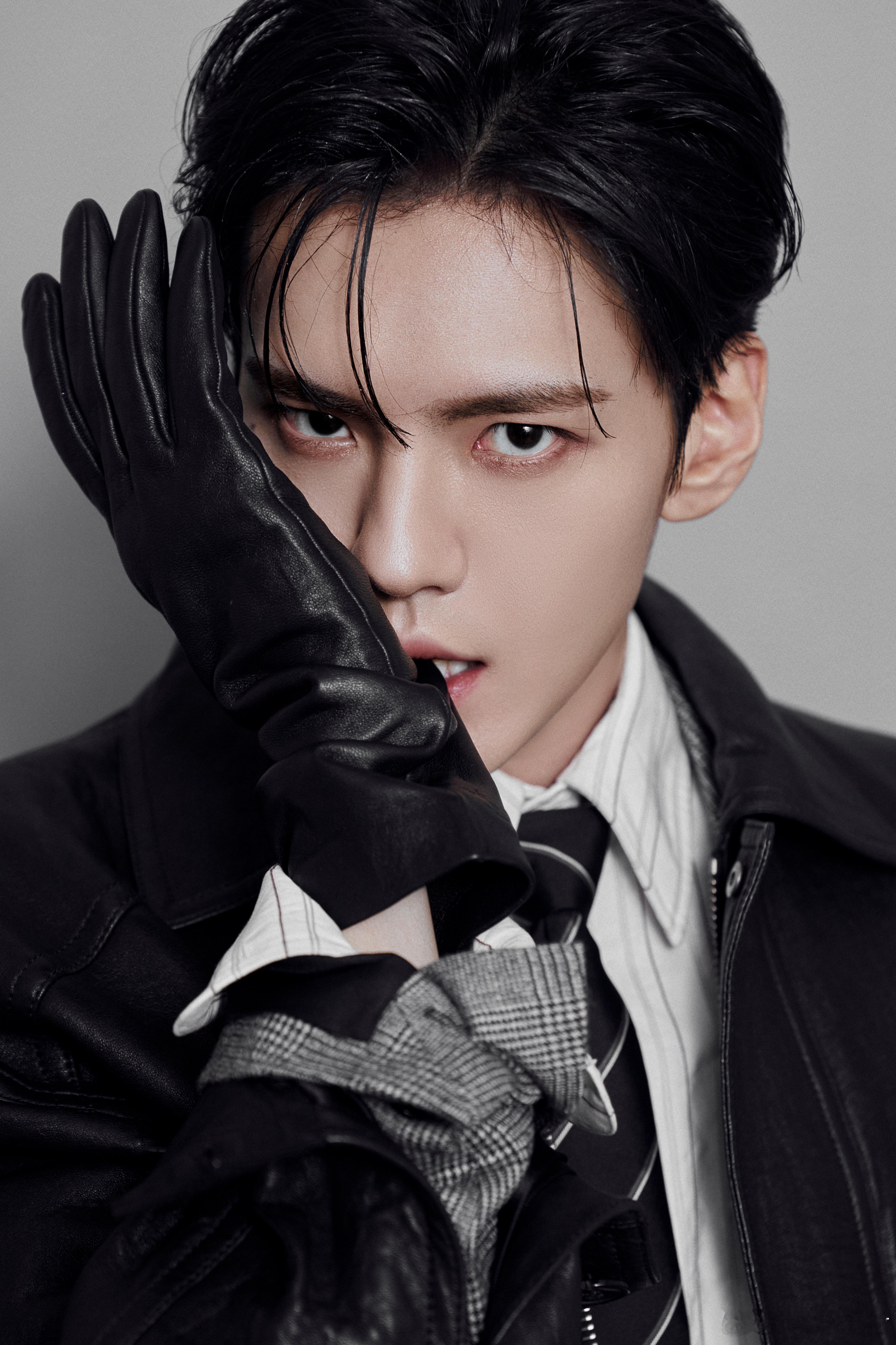 毕雯珺的腿比我人生都长 毕雯珺的身材比例有点过分优秀了，今天ELLE造型出图0秒