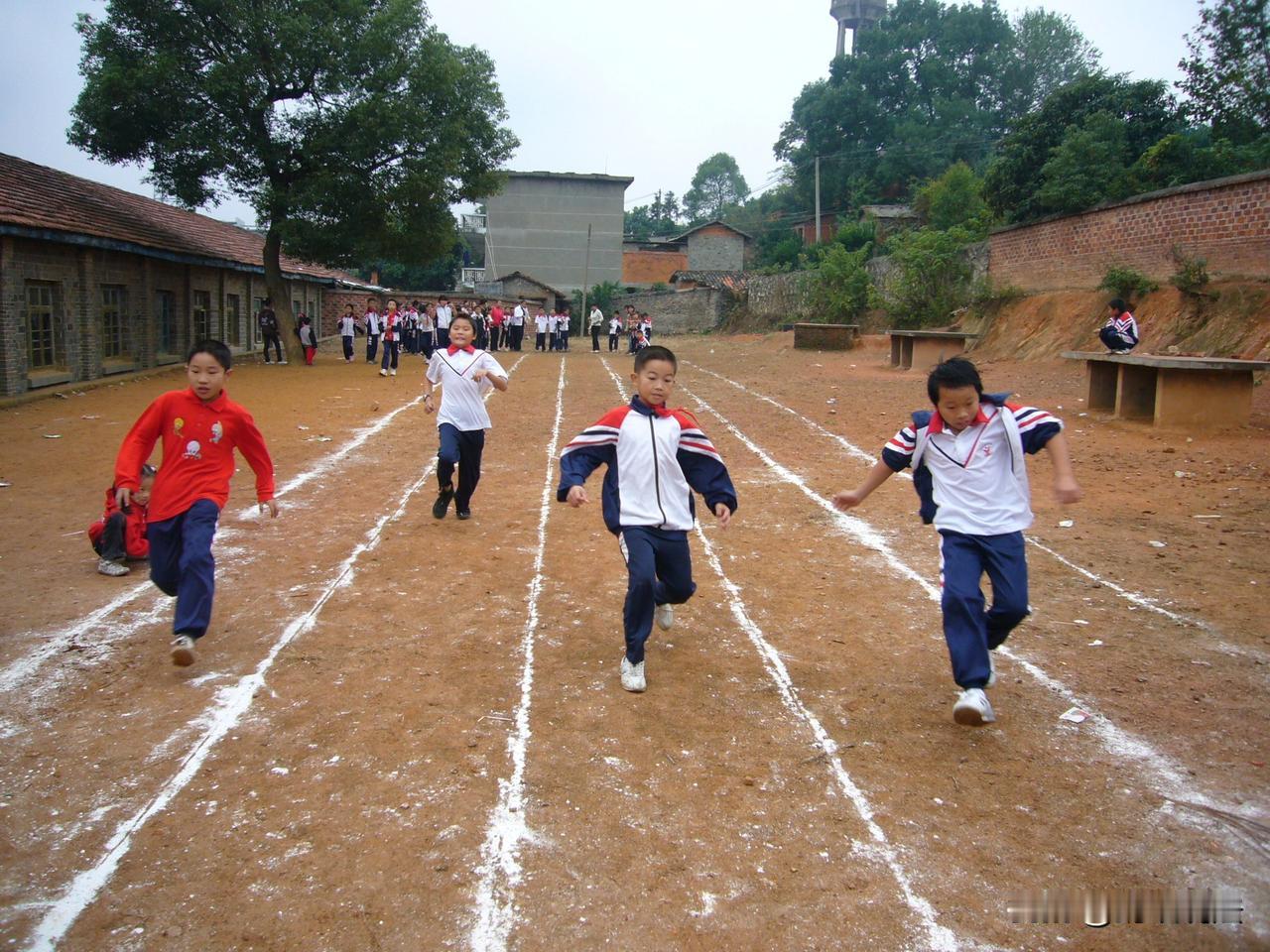 河南，某中学体育老师上课时，安排学生在百米短跑测试，没想到，其中一个学生不慎摔倒