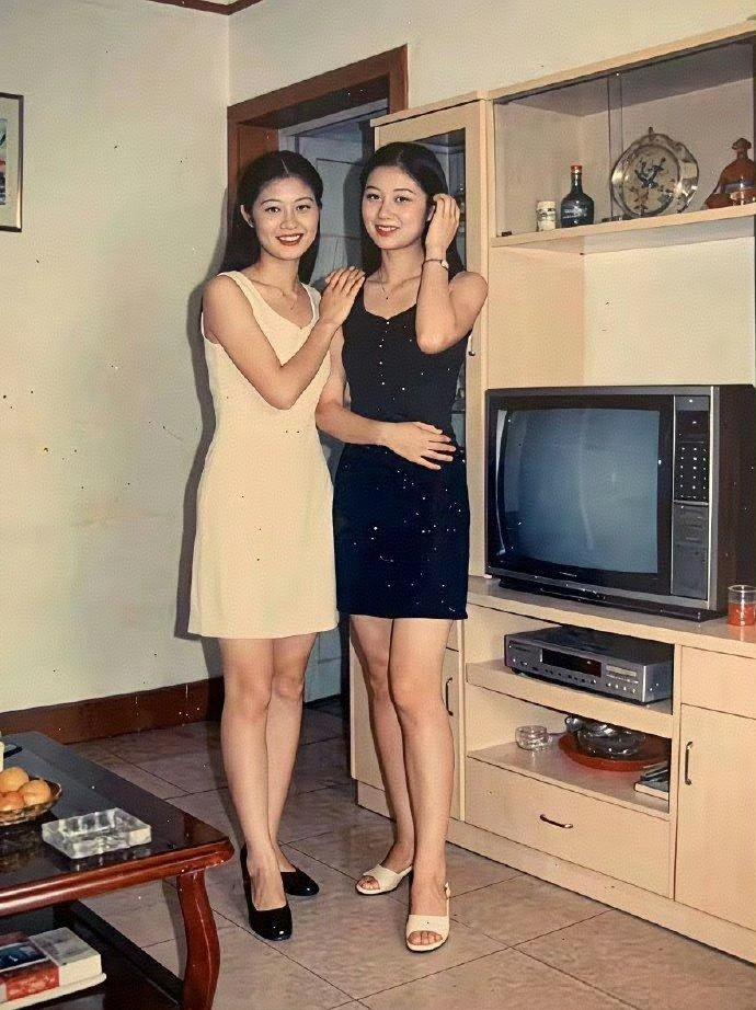 90年代初，中国万元户家庭的两姐妹