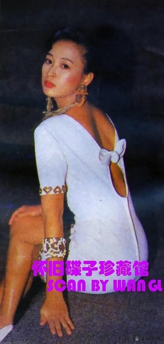 🎆黎美娴女神旧照 |👇

这组旧照，
是黎美娴20出头的样子。
白裙露背，